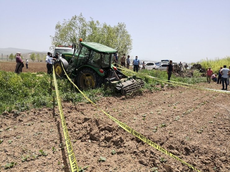 Traktörü temizlemek isterken canından oldu