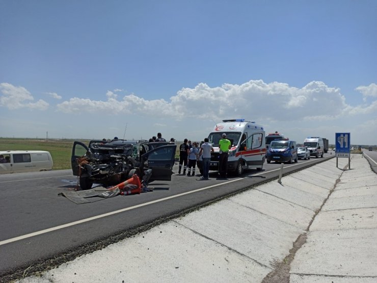 Otomobil yol denetim kamyonetine arkadan çarptı: 3 yaralı