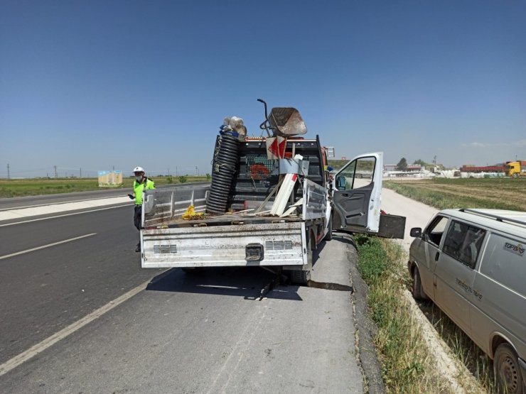Otomobil yol denetim kamyonetine arkadan çarptı: 3 yaralı