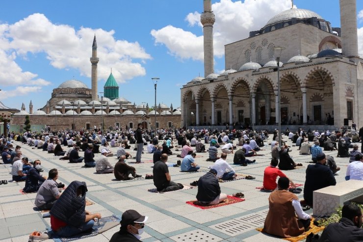 Konya’da normalleşme sürecinin ilk cuma namazı kılındı