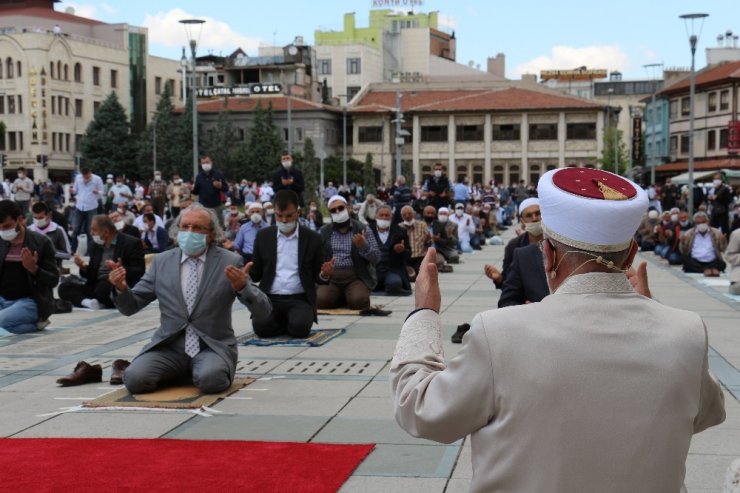 Konya’da normalleşme sürecinin ilk cuma namazı kılındı