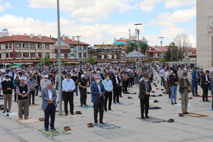 Konya’da normalleşme sürecinin ilk cuma namazı kılındı