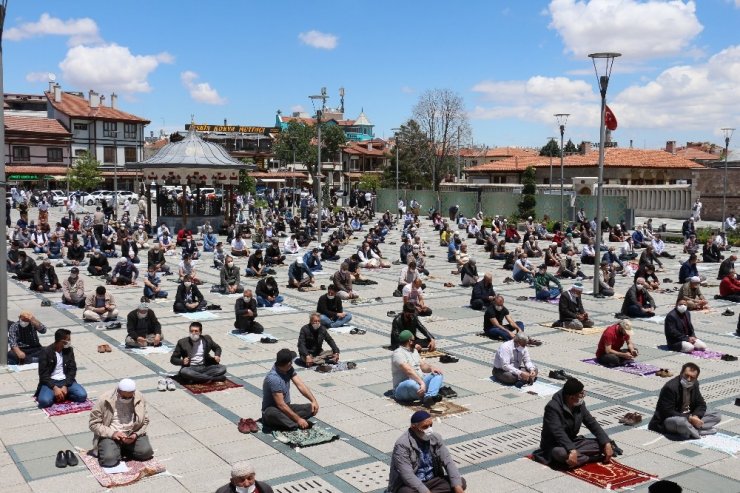 Konya’da normalleşme sürecinin ilk cuma namazı kılındı