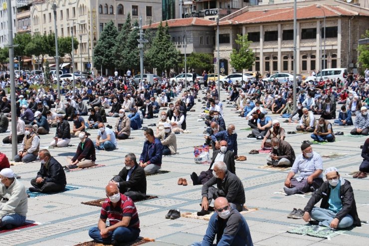 Konya’da normalleşme sürecinin ilk cuma namazı kılındı