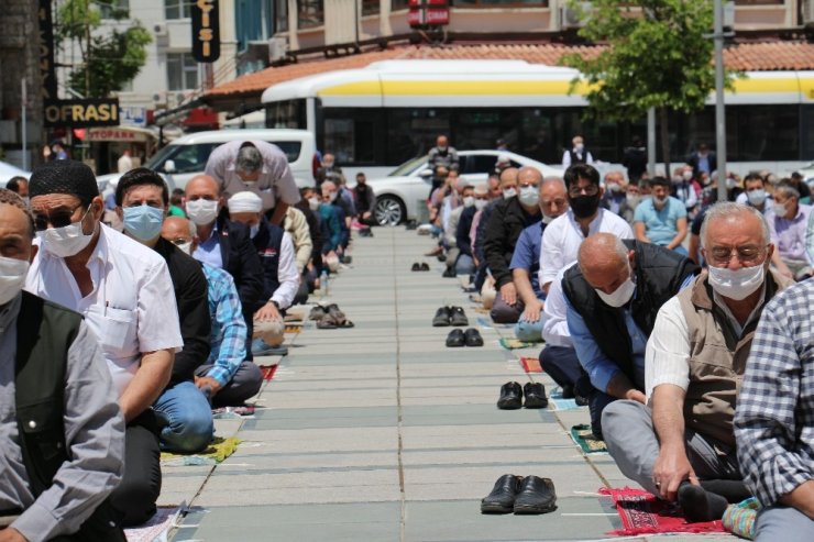 Konya’da normalleşme sürecinin ilk cuma namazı kılındı