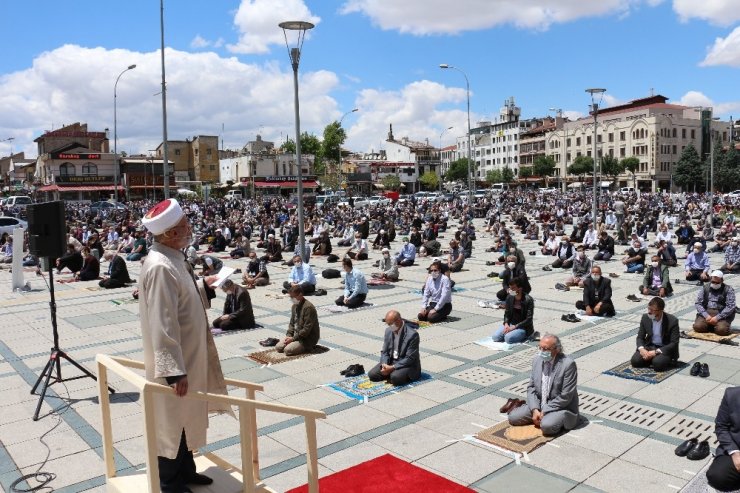 Konya’da normalleşme sürecinin ilk cuma namazı kılındı