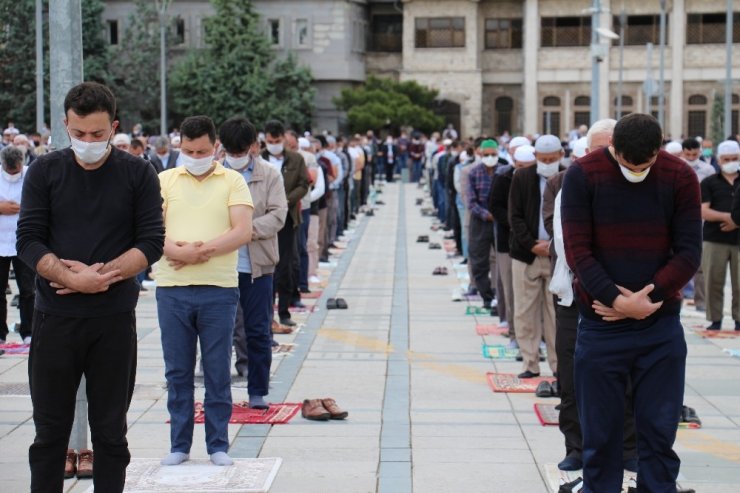 Konya’da normalleşme sürecinin ilk cuma namazı kılındı