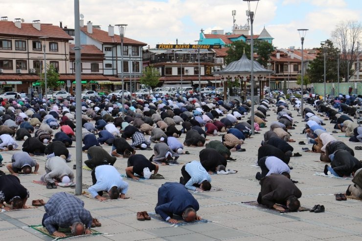 Konya’da normalleşme sürecinin ilk cuma namazı kılındı