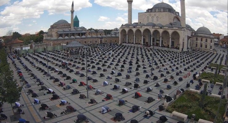 Konya’da normalleşme sürecinin ilk cuma namazı kılındı