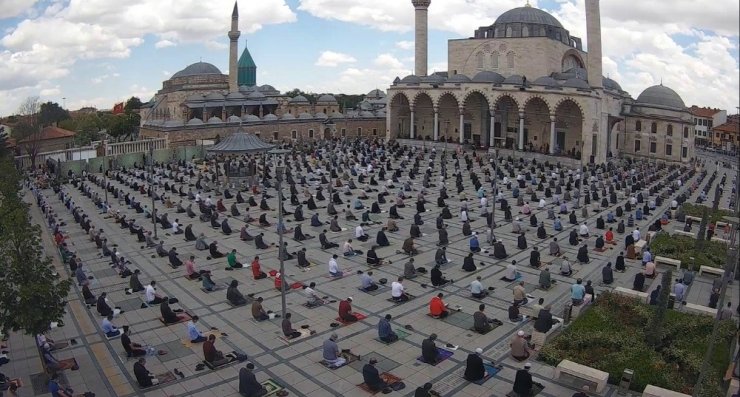 Konya’da normalleşme sürecinin ilk cuma namazı kılındı