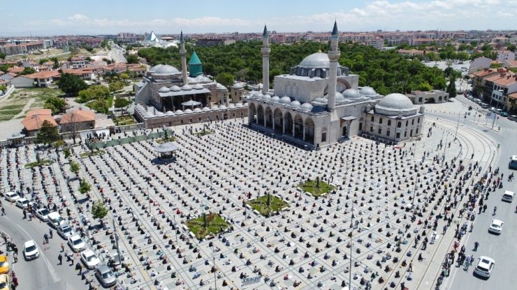 Konya’da normalleşme sürecinin ilk cuma namazı kılındı