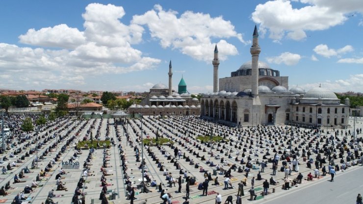 Konya’da normalleşme sürecinin ilk cuma namazı kılındı