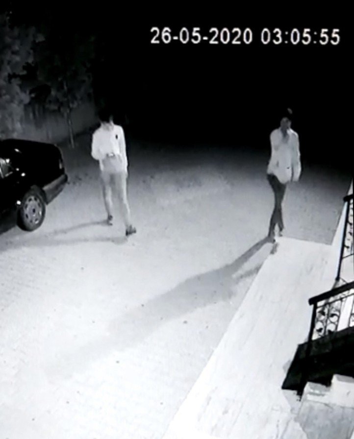 Gece vakti motosiklet hırsızlığı kamerada