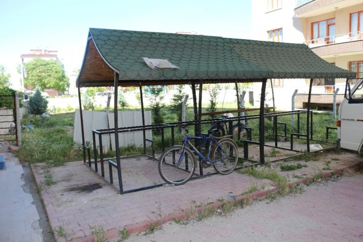 Gece vakti motosiklet hırsızlığı kamerada