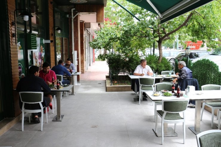 Konya’da restoranlarda sosyal mesafeye uyuluyor