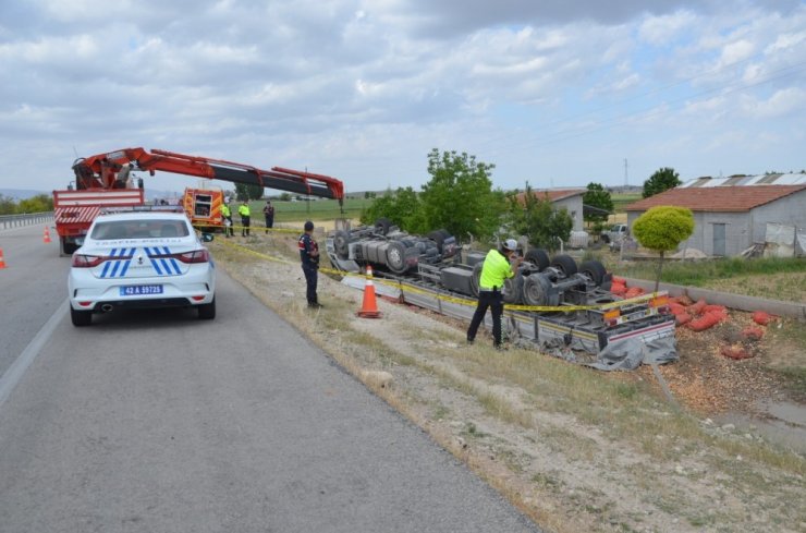 Şarampole devrilen tırın sürücüsü hayatını kaybetti