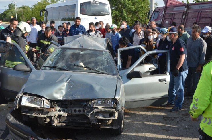 Köpeği ezmek istemeyen sürücü iki araca çarptı: 4 yaralı