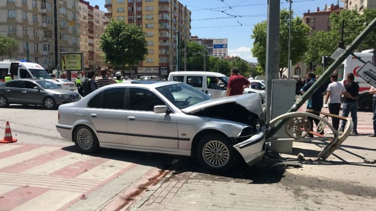 Konya’da iki otomobil çarpıştı: 3 yaralı