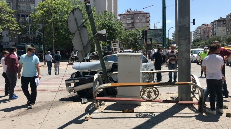 Konya’da iki otomobil çarpıştı: 3 yaralı