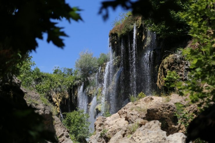 Doğa harikası Yerköprü Şelalesi ziyaretçilerini bekliyor