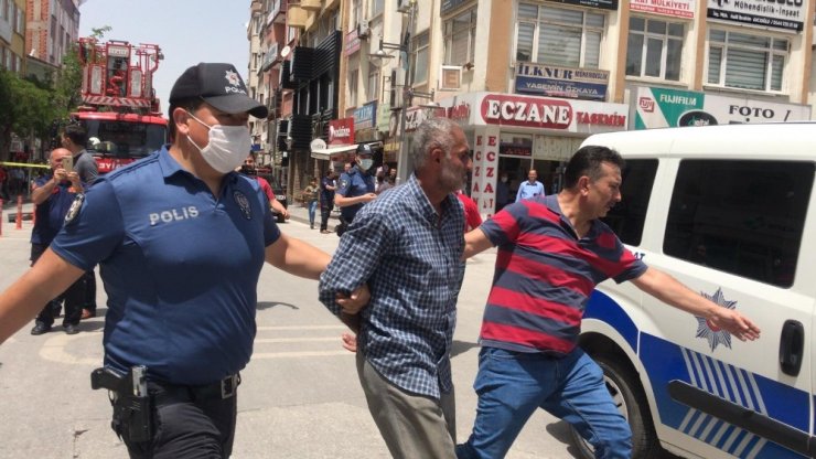 Çatıda intihar girişimindeki şahsı, komiser engelledi