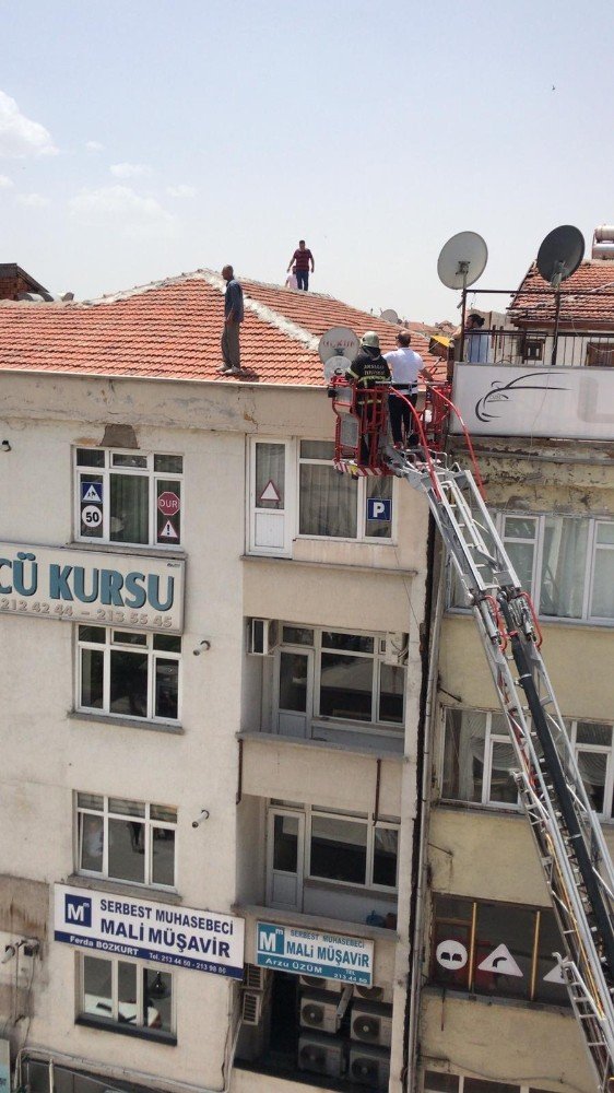 Çatıda intihar girişimindeki şahsı, komiser engelledi