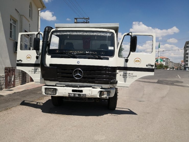 Yola çıkan otomobile kamyon çarptı: 2 yaralı