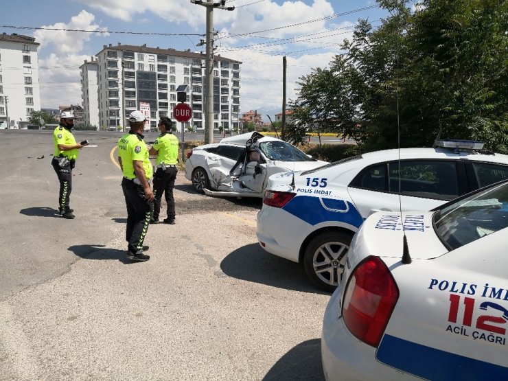 Yola çıkan otomobile kamyon çarptı: 2 yaralı
