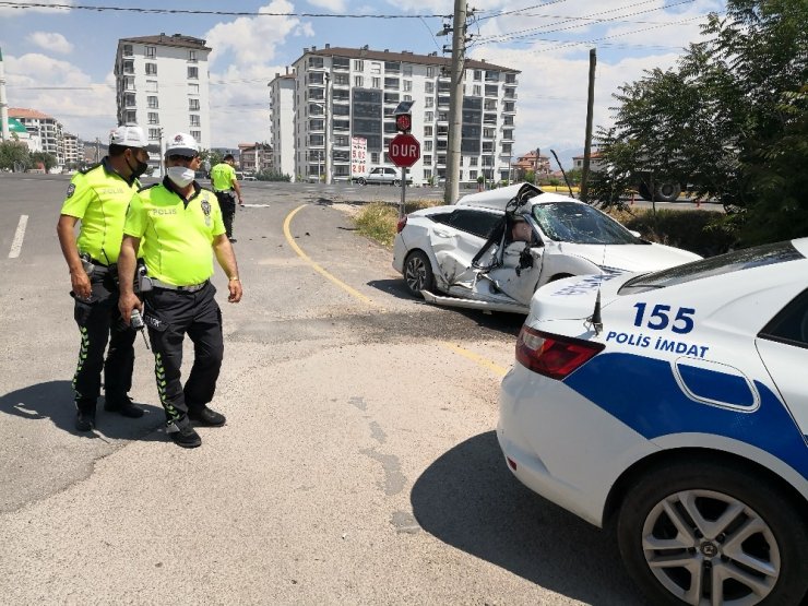 Yola çıkan otomobile kamyon çarptı: 2 yaralı