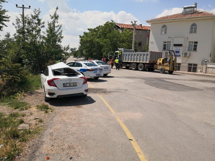 Yola çıkan otomobile kamyon çarptı: 2 yaralı