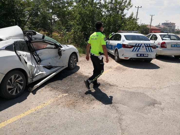 Yola çıkan otomobile kamyon çarptı: 2 yaralı