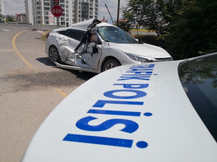 Yola çıkan otomobile kamyon çarptı: 2 yaralı