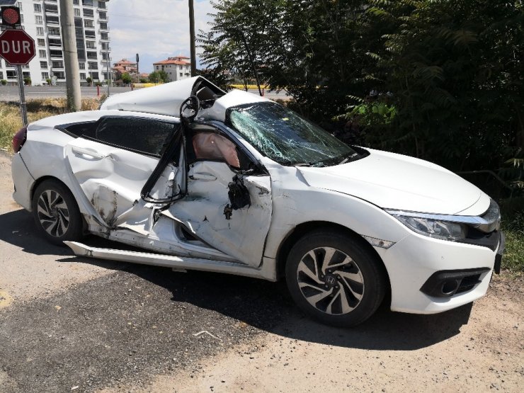 Yola çıkan otomobile kamyon çarptı: 2 yaralı