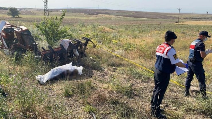 Otomobilin çarptığı traktör ikiye bölündü: 1 ölü, 3 yaralı