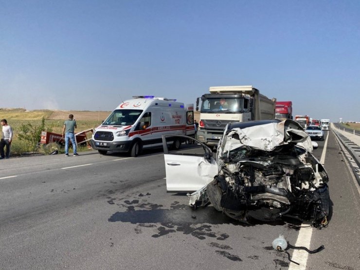 Otomobilin çarptığı traktör ikiye bölündü: 1 ölü, 3 yaralı