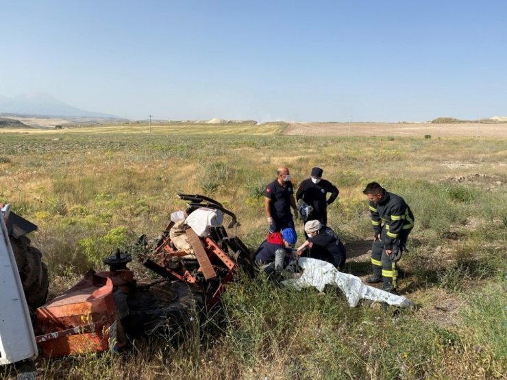 Otomobilin çarptığı traktör ikiye bölündü: 1 ölü, 3 yaralı