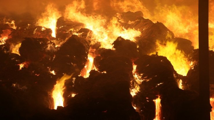 Aksaray’da yem fabrikası ve yonca deposu alev alev yanıyor