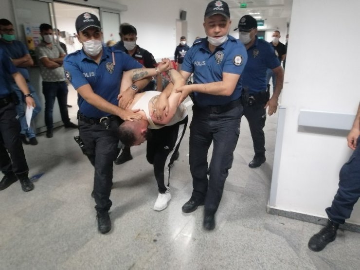 Alkollü sürücü önce bekçiyi ezdi, sonra polis memurunun ayağını kırdı