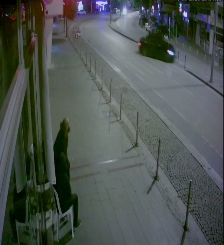 Kontrolden çıkan otomobilin aydınlatma direğine çarpma anı kamerada
