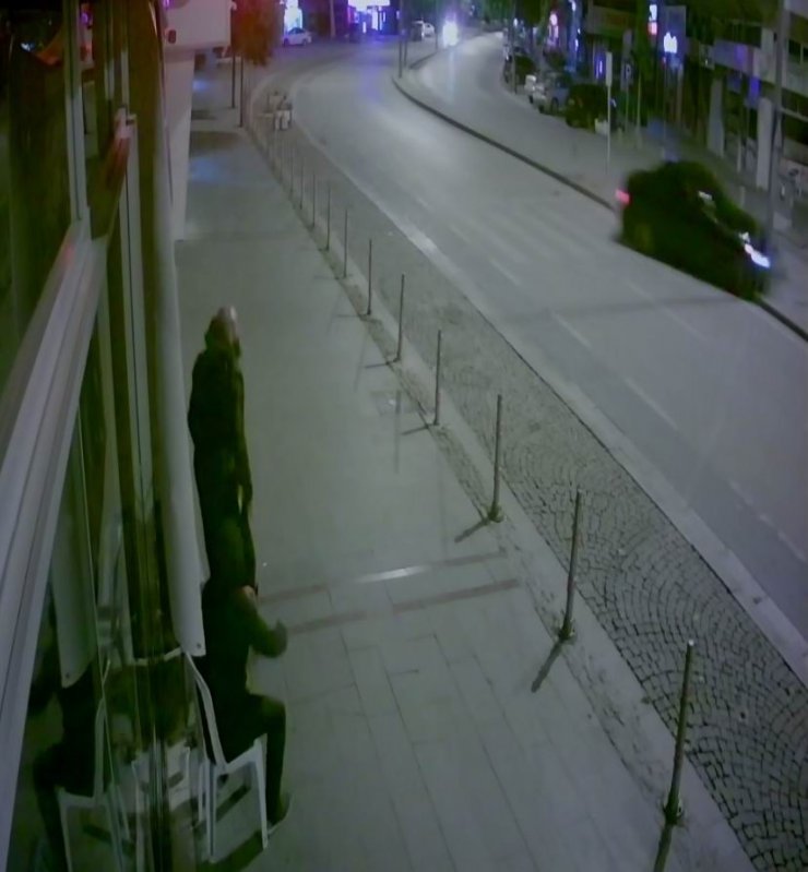 Kontrolden çıkan otomobilin aydınlatma direğine çarpma anı kamerada