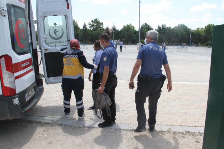 Göle atlayan kadını suya giren polisler kurtardı