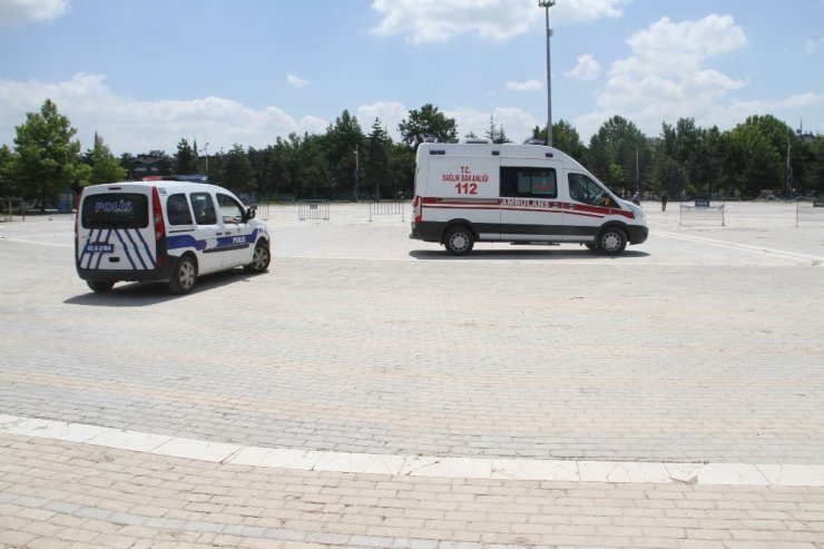 Göle atlayan kadını suya giren polisler kurtardı