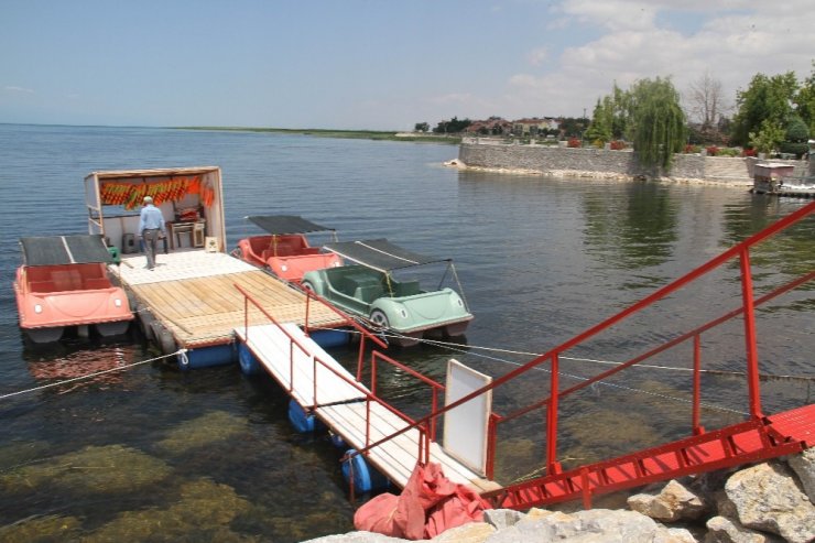 Göle atlayan kadını suya giren polisler kurtardı