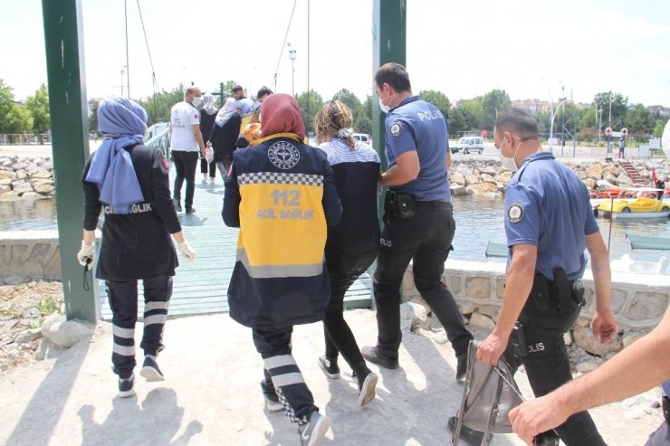 Göle atlayan kadını suya giren polisler kurtardı