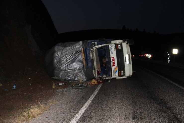 Konya’da saman yüklü kamyon devrildi: 2 yaralı