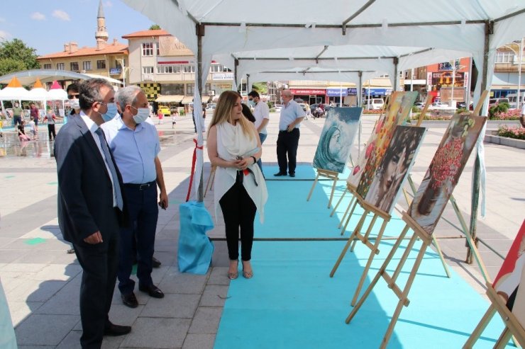 Akşehir’de şenlik sergileri açıldı