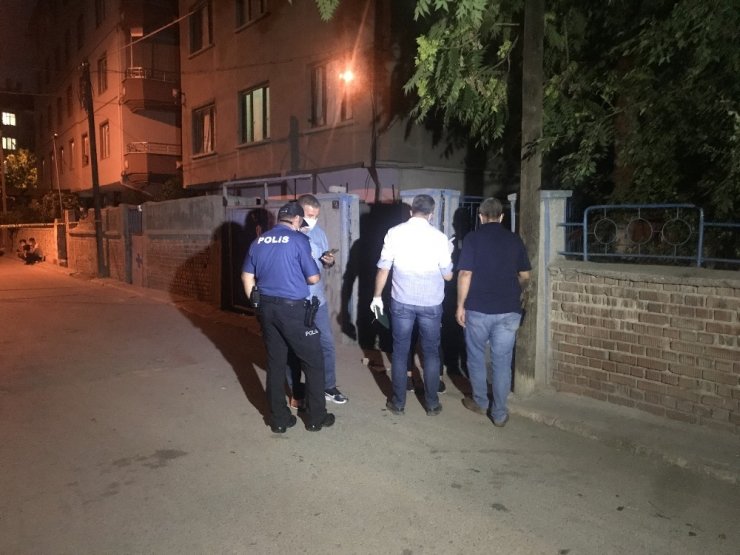 Birlikte yaşadığı kadını öldürüp intihar etti