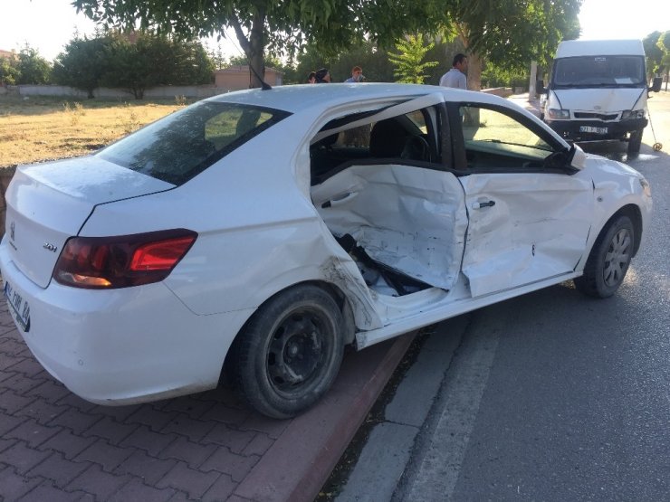 Kulu’da minibüsle otomobil çarpıştı