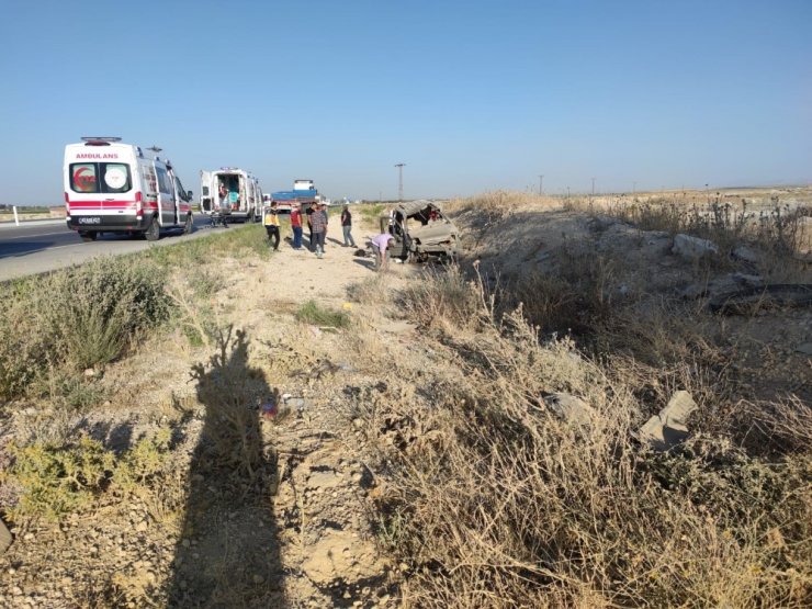 Hafif ticari araç takla attı: 4 yaralı