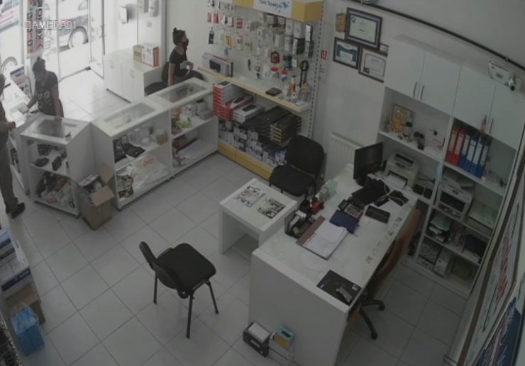 Konya’da flash bellek hırsızlığı kamerada